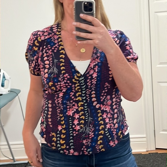Beautiful floral top for everyday occasion. - Picture 7 of 8